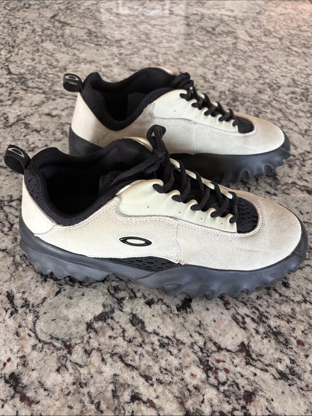 Oakley Factory Team Chop Saw - Brain Dead (ivory/black) 🧠